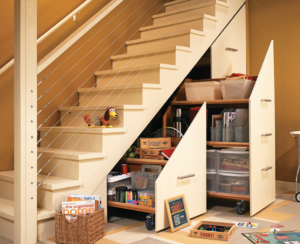 Lemari bawah tangga dengan sistem rak modular yang dapat disesuaikan